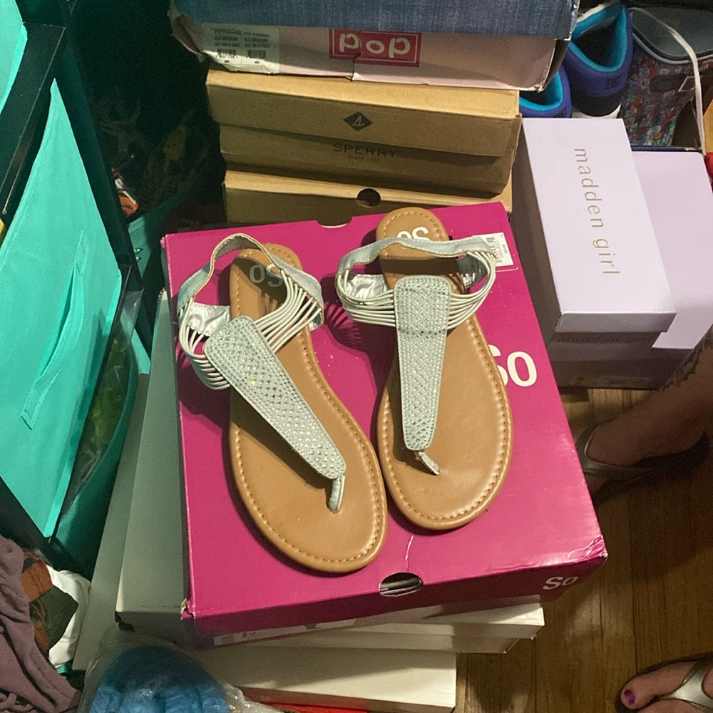 Bnwt small imperfection in photo. So Rhinestone flats size medium fit me size 8